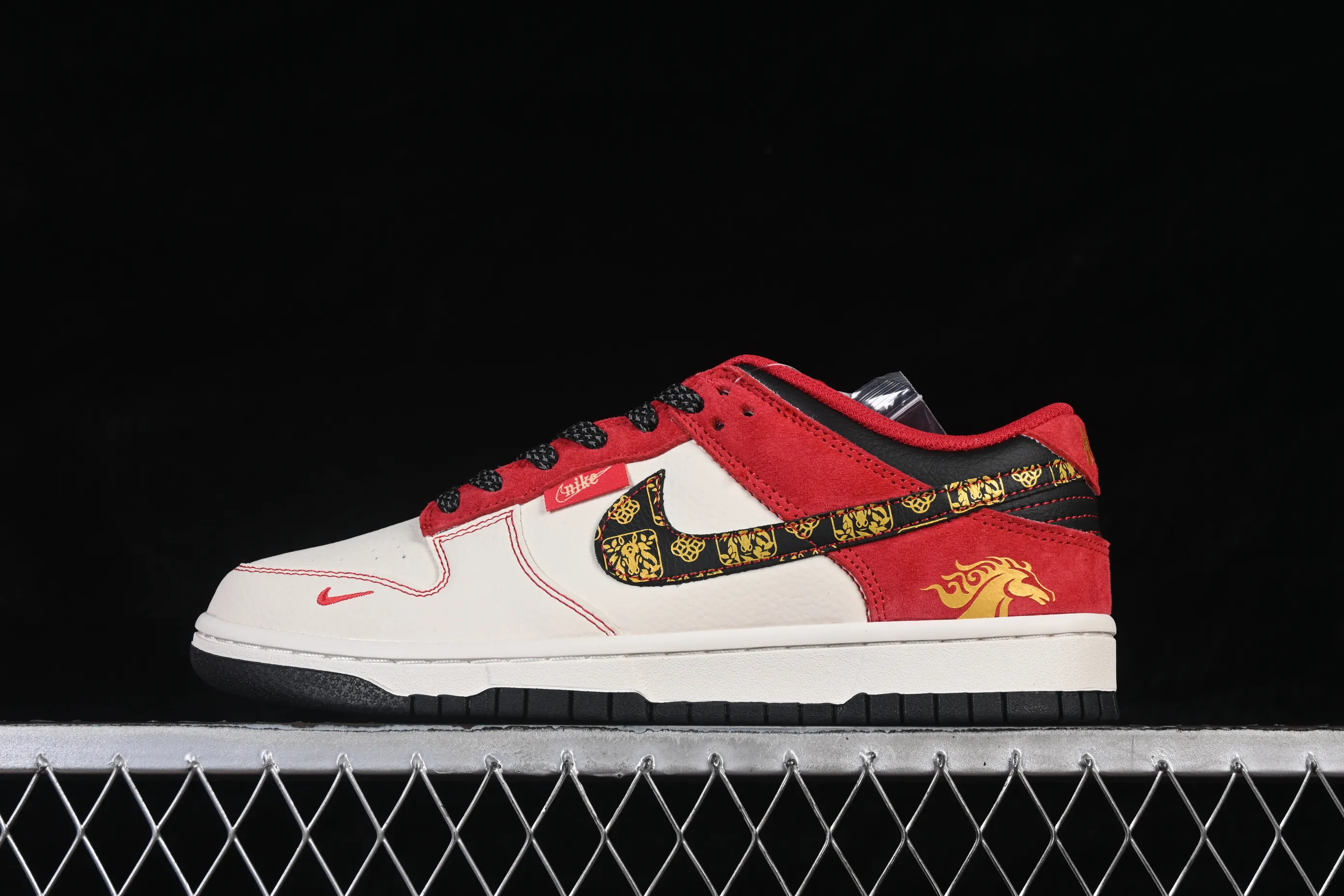 All categories Nk SB Dunk Series Nk SB Dunk Low High-end customized low-top sneakers Nike SB Dunk Low Year of the Horse limited white red gold High-end customized low-top casual sneakers DS6608-024